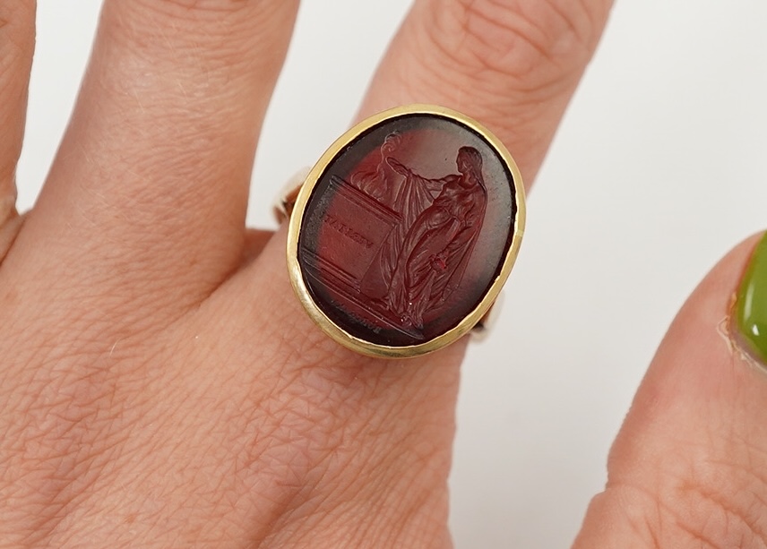 A glass intaglio ring, early 20th century